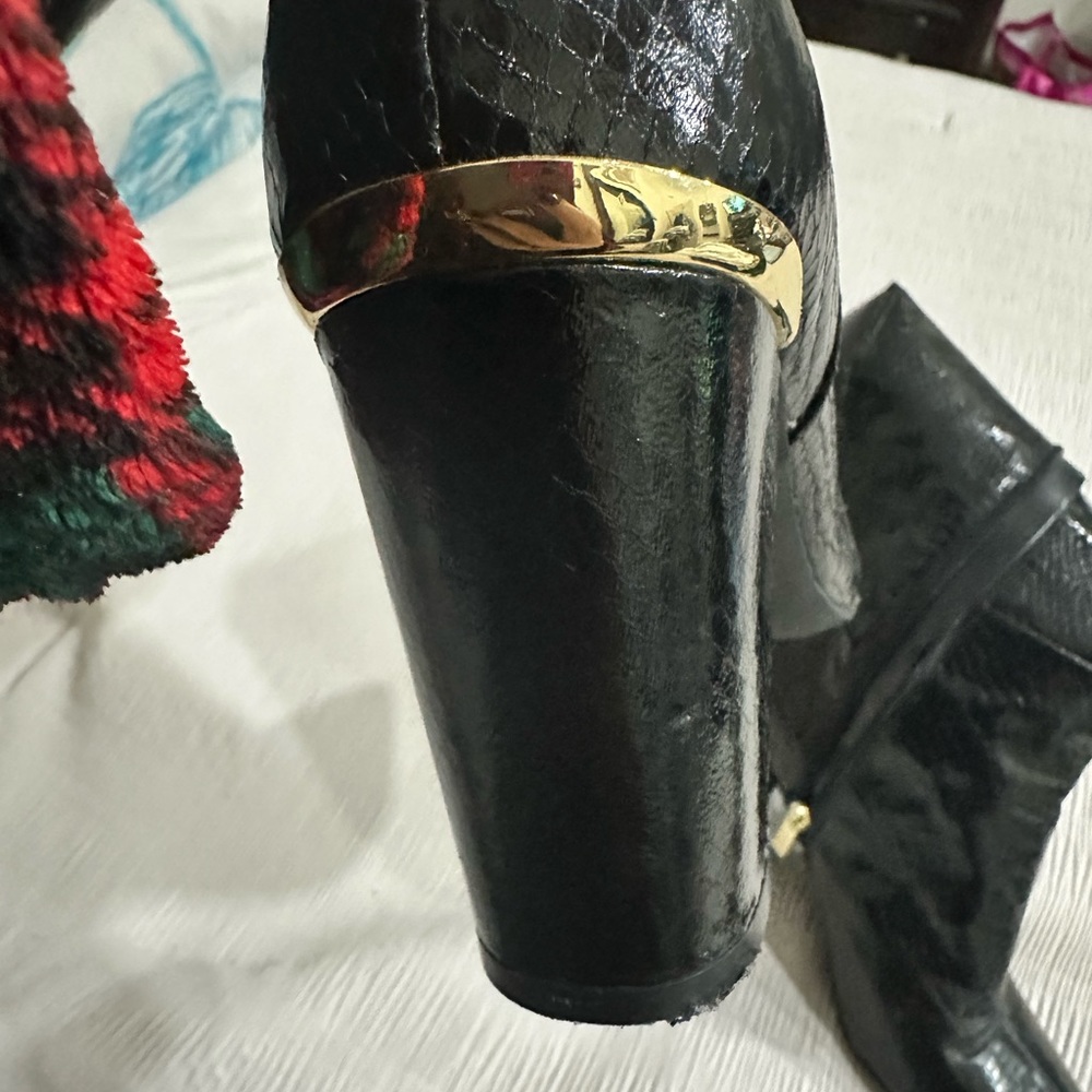 Guess - Picture 4 of 6